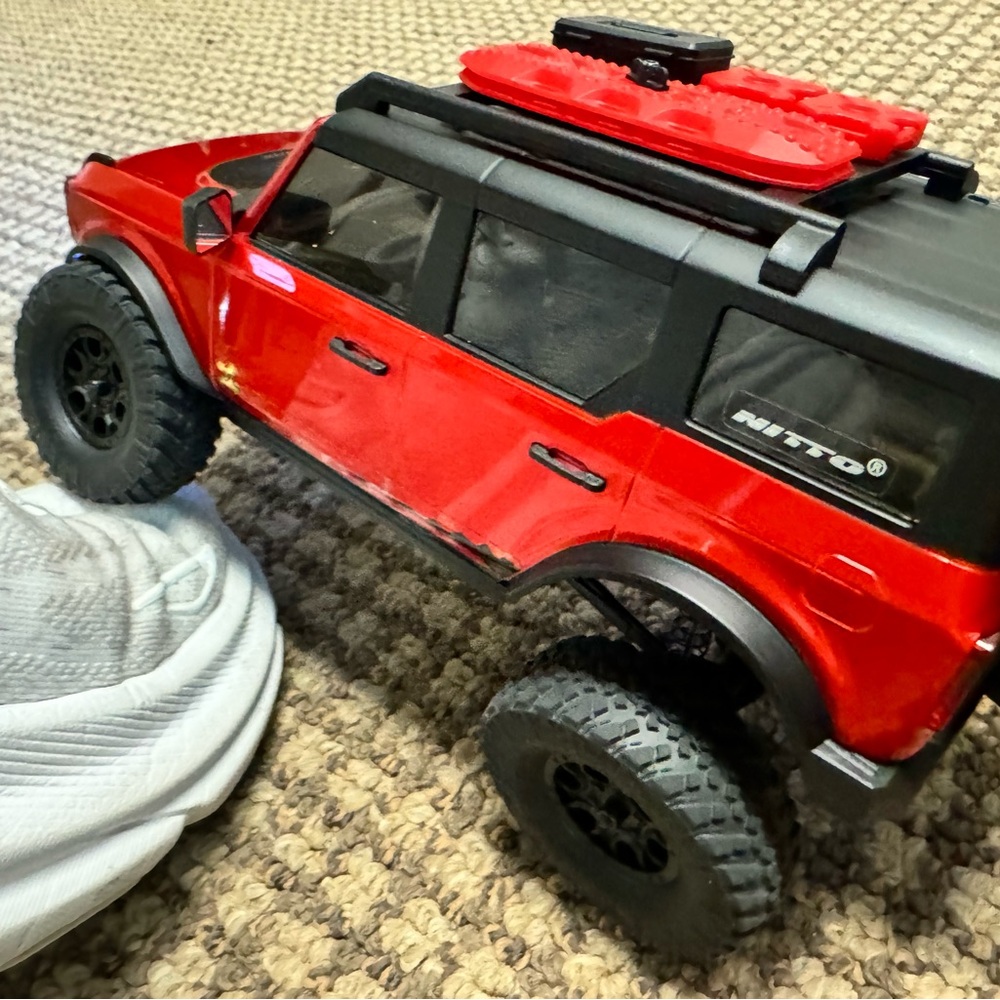 AXIAL - 1/24 SCX24 2021 FORD BRONCO 4WD TRUCJ with USB Charger and Remote | Red - Picture 9 of 11